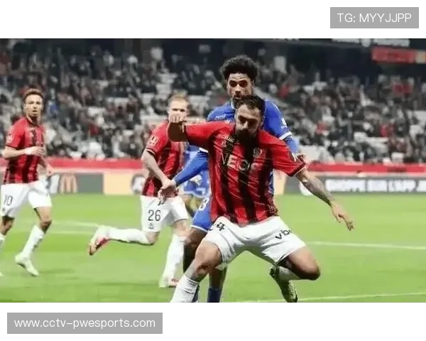 巴黎FC球员抽筋,巴黎圣日耳曼众将上前协助展现体育精神 巴黎FC球员抽筋,巴黎圣日耳曼众将上前协助展现体育精神