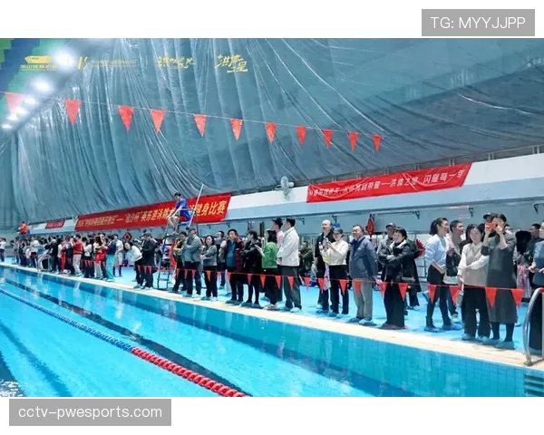 特写：夜幕下的济南奥体中心，工作人员为比赛做最后准备